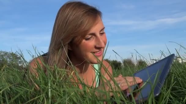 mladá žena pomocí digitálních tablet - Záběry, video