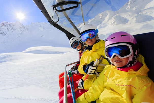 Hiihtohissi, hiihtokeskus - iloiset hiihtäjät hiihtohississä - Valokuva, kuva