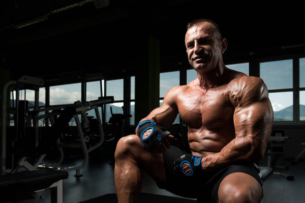 Attractive Mature Man Resting In Gym Afther Exercise - Fotoğraf, Görsel
