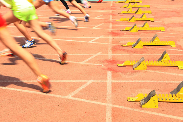 Encuentro deportivo, el atleta sprint start
 - Foto, imagen