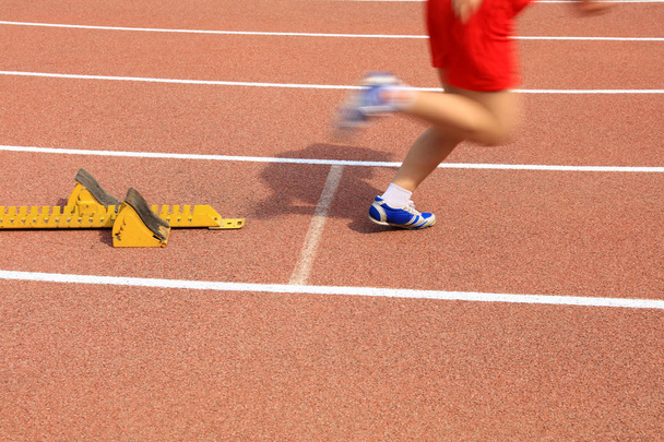 Incontro sportivo, l'atleta sprint start
 - Foto, immagini