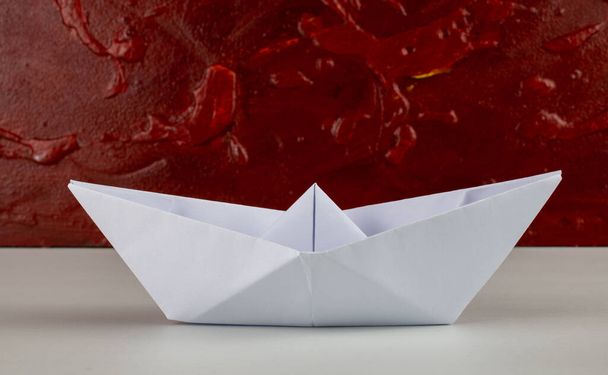 折り紙の紙の船 - 写真・画像