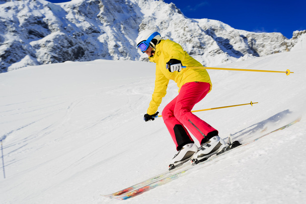 Σκι, σκιέρ, χειμερινό άθλημα - γυναίκα σκι κατάβαση - Φωτογραφία, εικόνα