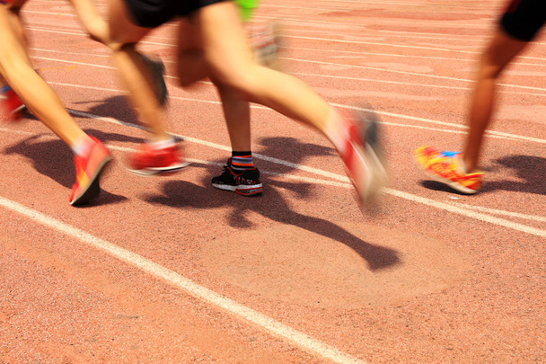 Kiitotien leikkikentällä juoksevat urheilijat
 - Valokuva, kuva