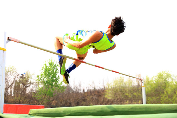 Un athlète masculin est sur le saut en hauteur
 - Photo, image