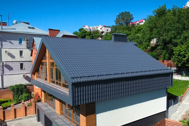 Будинок з сірим металевим дахом. Гофрований металевий дах і металевий дах
 - Фото, зображення