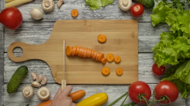 Приготувати рухому нарізану моркву з ножем на обробній дошці
. - Кадри, відео