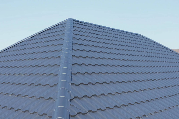 段ボール金属屋根と金属屋根。会った近代的な屋根 - 写真・画像