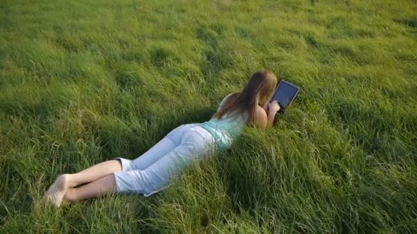 Mujer joven estudiando con tableta digital
 - Imágenes, Vídeo