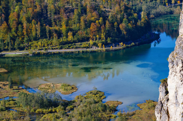 View from up to autumn Alps mountain lake with clear transparent - Φωτογραφία, εικόνα