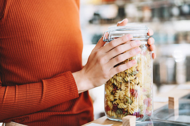 Woman is buying pasta in plastic free grocery store. - Zdjęcie, obraz