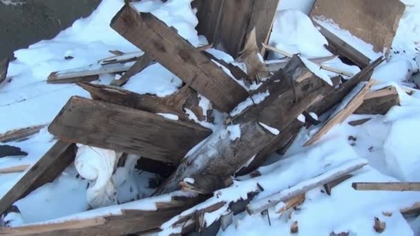 Garbage in snow abandoned house ghost town Coal Mines of far north of Russia. - Video, Çekim