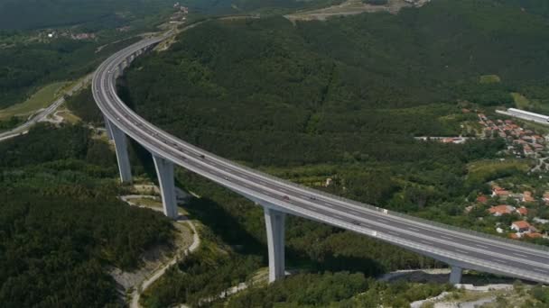 Viaducto con coches conduciendo a lo largo
 - Metraje, vídeo