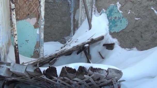 Garbage in snow abandoned house ghost town Coal Mines of far north of Russia. - Video, Çekim