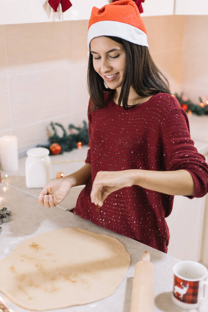 Side view of woman preparing roll out dough for cutting - Foto, afbeelding