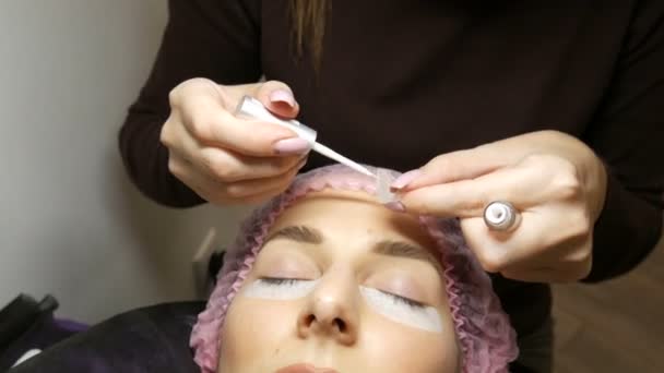 Professionele procedure voor lamineren en Botox wimpers moderne genezing in een schoonheidssalon - Video