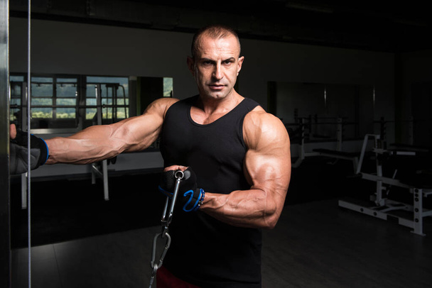 Bodybuilder Exercising Biceps - Foto, Bild
