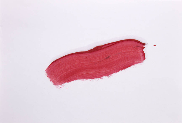 Esta é uma fotografia de uma amostra de batom vermelho de morango isolado em um fundo branco
 - Foto, Imagem