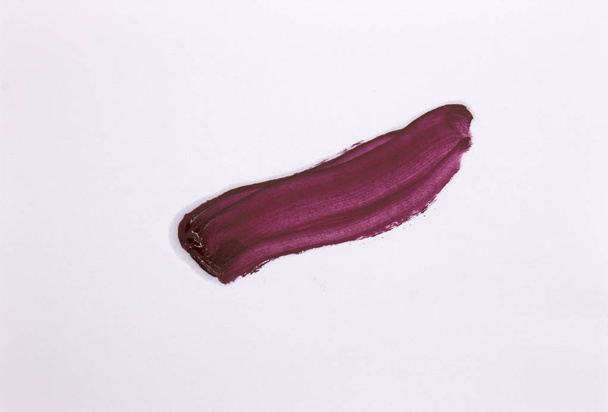 Tämä on valokuva Burgundin huulipunasta, joka on eristetty valkoiselle pohjalle.
 - Valokuva, kuva