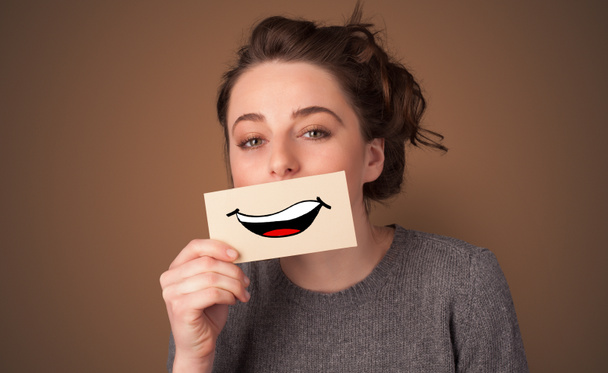 Persona con tarjeta delante de su boca
 - Foto, imagen