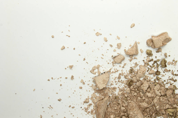 Questa è una fotografia di un ombretto Bisque opaco in polvere isolato su uno sfondo bianco
 - Foto, immagini