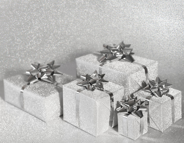 Серебряные подарки на фоне блеска
 - Фото, изображение