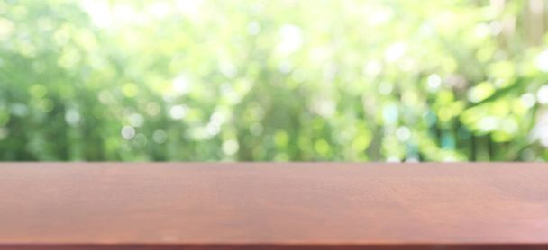 Pozadí, Dřevěný stůl displej přes rozmazaný zelený strom zahrada - Fotografie, Obrázek