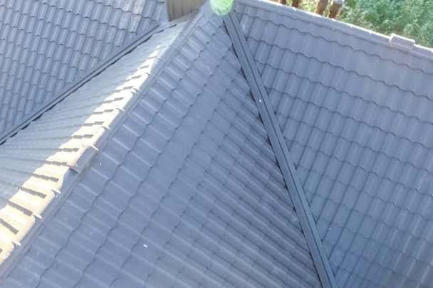 Dach z blachy falistej i dach metalowy. Nowoczesny dach z zasłony - Zdjęcie, obraz