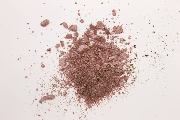 Αυτή είναι μια φωτογραφία μιας σκιάς ματιών Pearly Pink σε σκόνη, απομονωμένη σε λευκό φόντο. - Φωτογραφία, εικόνα