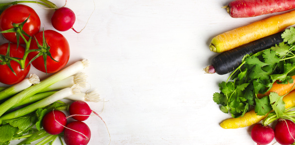 Свежие овощи ингредиенты белый фон, вегетарианская еда
 - Фото, изображение