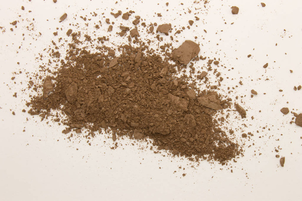 Αυτή είναι μια φωτογραφία ενός μακιγιάζ Bronzer σε σκόνη που απομονώνεται σε λευκό φόντο - Φωτογραφία, εικόνα
