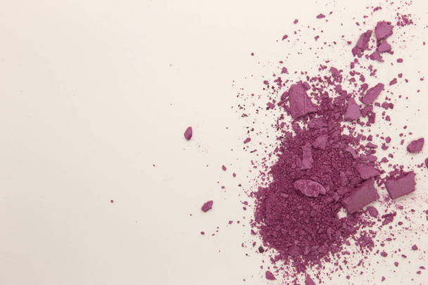 Tämä on valokuva violetti jauhe Blusher eristetty valkoisella pohjalla
 - Valokuva, kuva