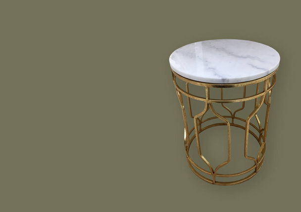 Vintage-Marmortisch mit goldenem Metallgestell auf grünem Hintergrund. Möbelserie. moderner stilvoller Tisch. runder Couchtisch mit weißem Marmor. Retro-Muster. Kopierraum - Foto, Bild
