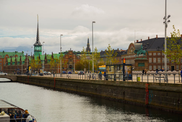Copengen, Dánia: Borsen - a legrégebbi épület és a The Stock Exchange on Slotsholmen Közép-Koppenhágában - Fotó, kép