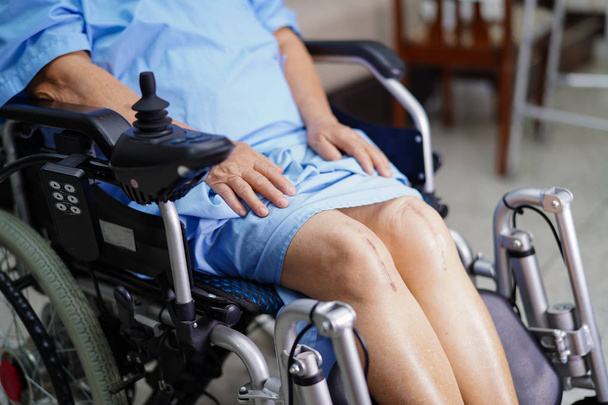 Aziatische senior of ouderen oude dame vrouw patiënt op elektrische rolstoel met afstandsbediening op de Verpleegeenheid van het ziekenhuis: gezonde sterk medische concept - Foto, afbeelding