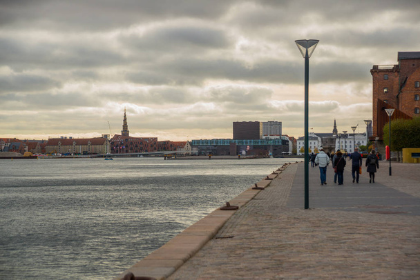 COPENHAGEN, DINAMARCA: Hermosa vista panorámica desde el paseo marítimo hasta los edificios, barcos y el río
. - Foto, imagen