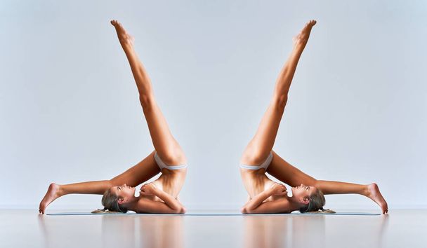 Erwachsene Frau praktiziert Yoga zu Hause - Foto, Bild