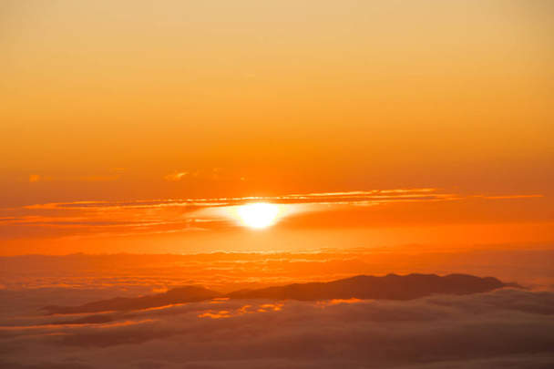 Colores naranjas en la salida del sol, desde el pico Ogradi
 - Foto, Imagen