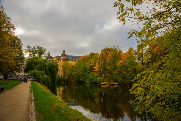 Beautiful autumn landscape, trees reflected in the water in Copenhagen Park. Denmark, Copenhagen - Foto, afbeelding
