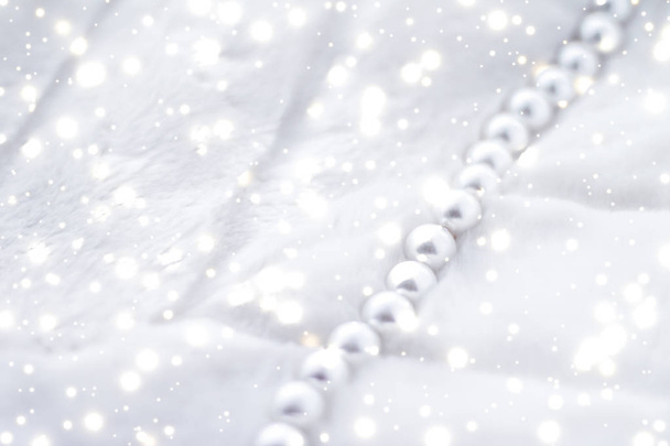 Téli ünnep ékszerek divat, gyöngy nyaklánc szőrme backgrou - Fotó, kép