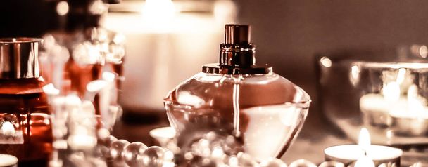 Frasco de perfume y fragancia vintage en la mesa de vanidad de glamour en
  - Foto, Imagen