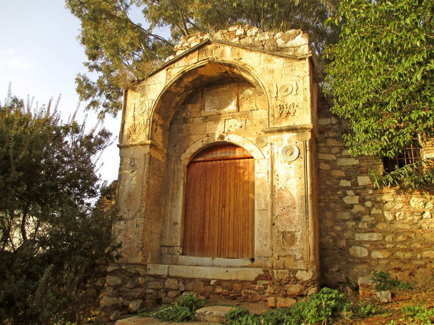 Drewniane drzwi na fasadzie zabytkowego kamiennego budynku w Plaka Historyczne sąsiedztwo Aten, Grecja - Zdjęcie, obraz