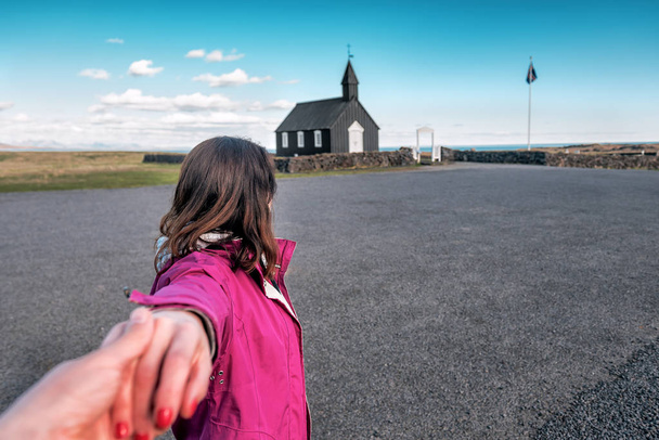 девушка в розовой куртке идет за мной в черную церковь - Фото, изображение