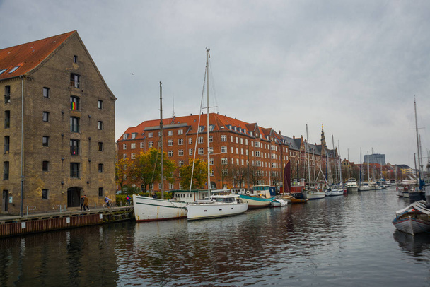 COPENHAGUE, DANEMARK : Belle vue panoramique du front de mer sur les bâtiments, les bateaux et la rivière
. - Photo, image