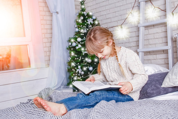 szczęśliwy dziecko czytanie książki na Boże Narodzenie - Zdjęcie, obraz