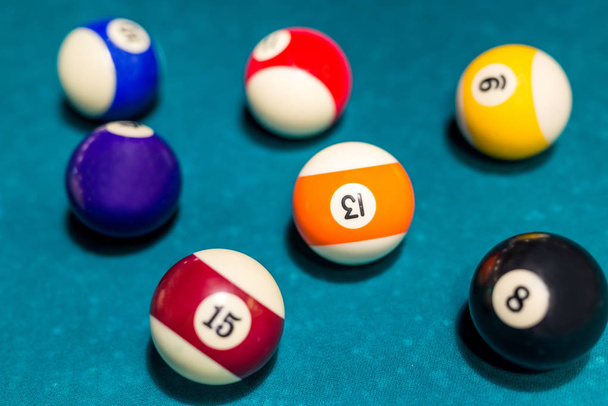 Більярдні кольорові кульки на столі, вид зверху
 - Фото, зображення