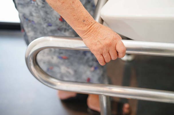 Ázsiai idős vagy idős hölgy beteg használni WC fürdőszoba fogantyú biztonság ápolási kórház osztály: egészséges erős orvosi koncepció.  - Fotó, kép