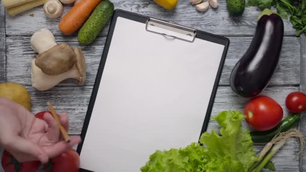 Arctalan szakács forgó ceruza az összetevők listájával - Felvétel, videó
