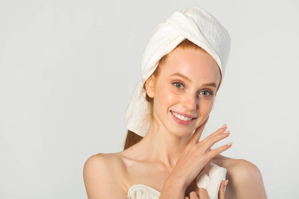 beautiful young woman in a white towel - Foto, Bild