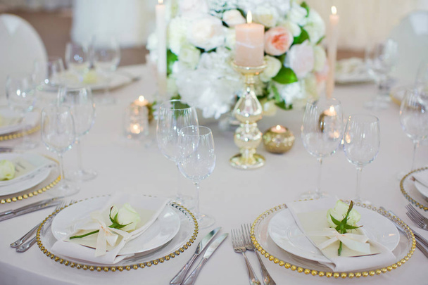 Красива обстановка столу з білими квітами
 - Фото, зображення